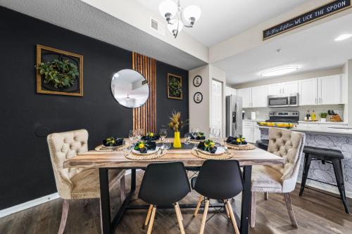 Η κουζίνα ή μικρή κουζίνα στο Modern 3br2ba Pools, Gym Near Airport #5