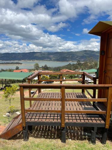 a wooden bench sitting on the side of a building at Glamping Brillo de Luna in Guatavita