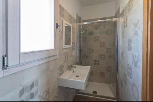 a bathroom with a sink and a shower at Trappito Stracca Agriturismo in Alezio