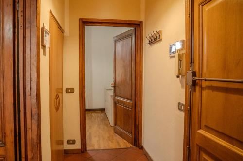 a hallway with a door leading to a bathroom at casa max stazione 2 in Empoli