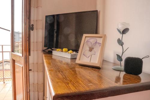 a flat screen tv sitting on top of a wooden table at casa max stazione 2 in Empoli