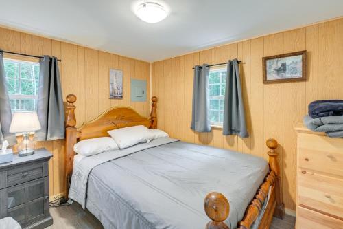 Ένα ή περισσότερα κρεβάτια σε δωμάτιο στο Cozy Brownville Cabin 2 Mi to Schoodic Lake!