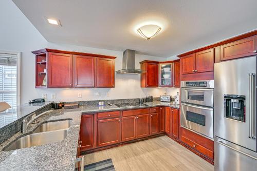 Una cocina o zona de cocina en St Joseph River, Lake Michigan Access Luxury Home