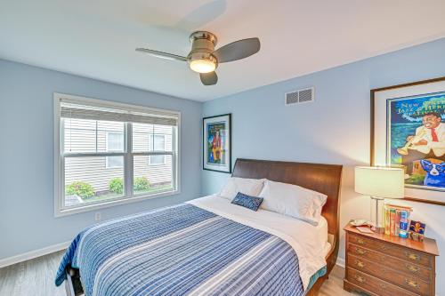 Un dormitorio azul con una cama y una ventana. en St Joseph River, Lake Michigan Access Luxury Home, en Saint Joseph