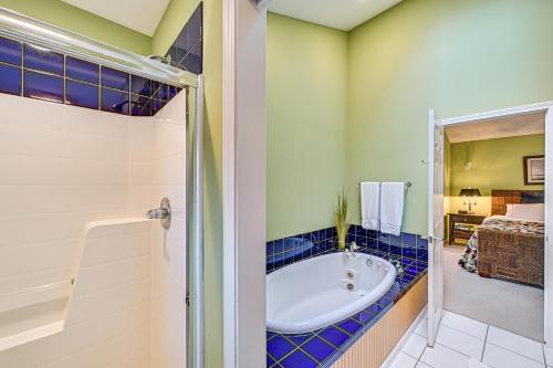 un baño con bañera y ducha en St Joseph River, Lake Michigan Access Luxury Home, en Saint Joseph