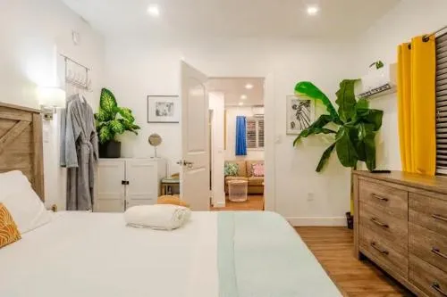 Stunning Little Havana Close to Airport, Calle Ocho, Brickell, Cruises,Wynwood and the Beaches - Free Parking photo 3