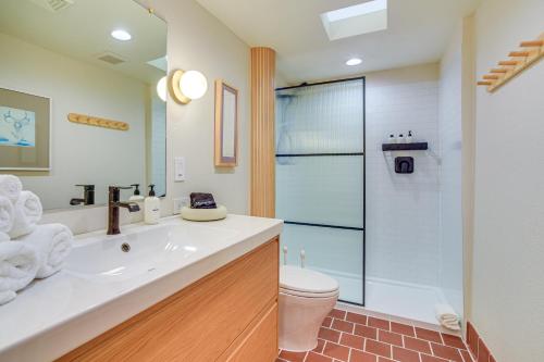 Ένα μπάνιο στο 3 Mi to Downtown - Condo with Hot Tub in Santa Fe!