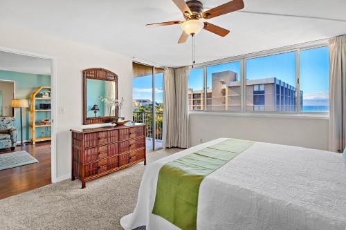 Un dormitorio con una cama y una ventana grande. en Royal Kahana 1015, en Kahana