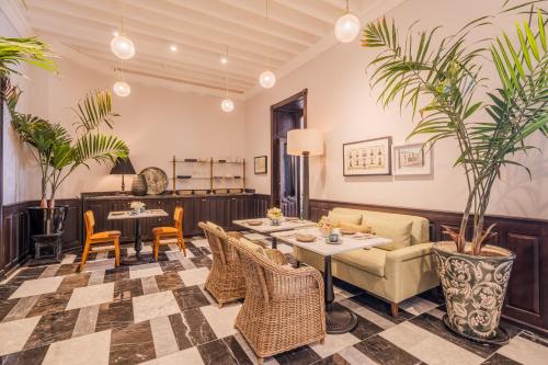 a restaurant with tables and chairs and plants at Casa Kloster Hotel Boutique in Guanajuato