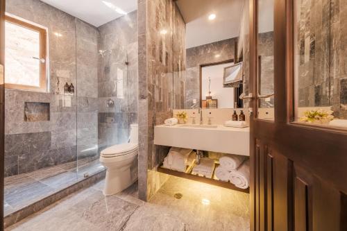a bathroom with a toilet and a sink and a shower at Casa Kloster Hotel Boutique in Guanajuato