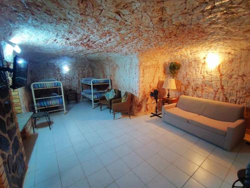 Χώρος καθιστικού στο Radeka Downunder Underground Motel
