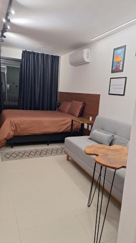 un salon avec deux lits et un canapé dans l'établissement Skylux 708, à Rio de Janeiro