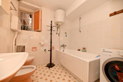 Koupelna v ubytování Seaside holiday house Trogir - 23608