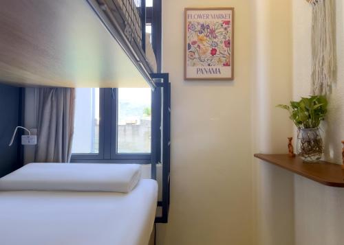 The Backpacker Hostel and spaにあるベッド
