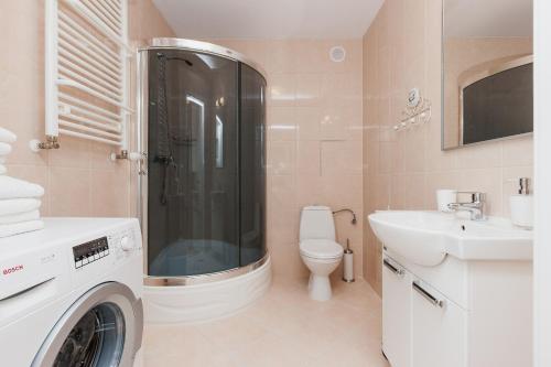 コウォブジェクにあるSunny Apartments Jantarのバスルーム(シャワー、トイレ、シンク付)