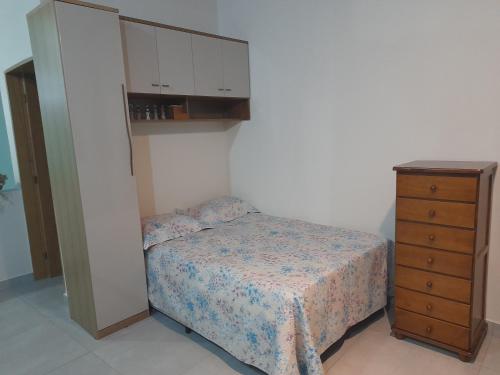 ein kleines Schlafzimmer mit einem Bett und einer Kommode in der Unterkunft Chalé Verde Mar em São Sebastião in São Sebastião