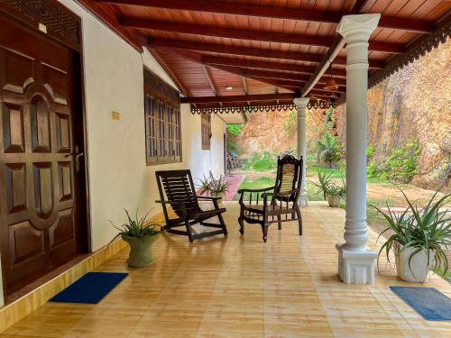 Patio nebo venkovní prostory v ubytování Damith Tourist Inn