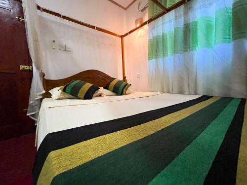 Postel nebo postele na pokoji v ubytování Damith Tourist Inn