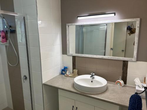 ein Badezimmer mit Waschbecken und Dusche mit Spiegel in der Unterkunft 27 Green Valley Drive - Rainbow Beach. Beach Chalet. Pets welcome in Rainbow Beach