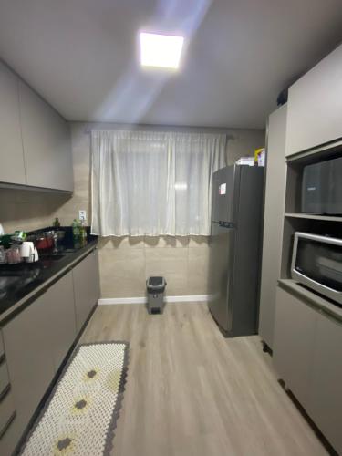 Casa em Camboriúにあるキッチンまたは簡易キッチン