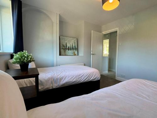 Postel nebo postele na pokoji v ubytování Maiden Lane, Crawley Spacious 3BR with Private Patio, great for long stays, contractors