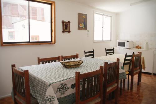 a dining room with a table and chairs and a kitchen at El Mirador De Valparaiso in Valparaíso