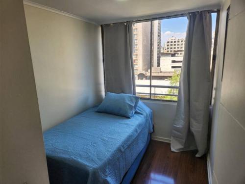 サンティアゴにあるMWC Apartments Compañía 3のベッドと窓のある小さな寝室