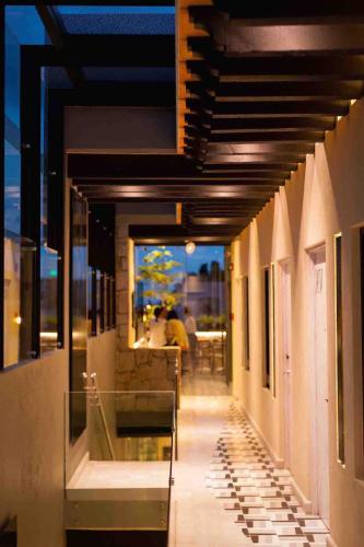 a hallway of a building with a view of a table at Othelo Boutique Hotel Mexico in León
