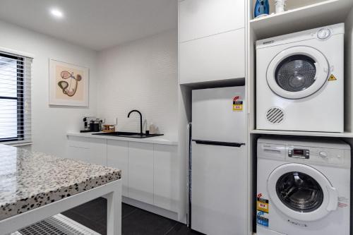 バンダバーグにあるParrots Nest - 2 Bedroomのキッチン(冷蔵庫、洗濯機、乾燥機付)