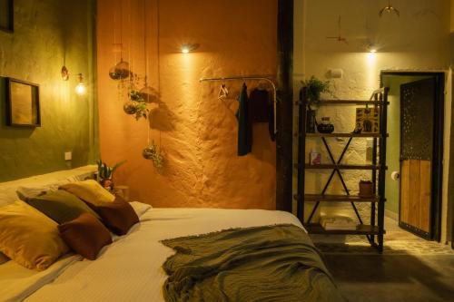 Una cama o camas en una habitación de Peaceful rustic cabin steps from town