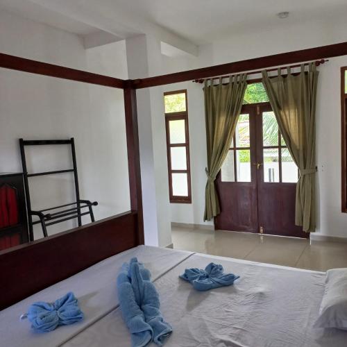 MM'S Guest House Hikkaduwaにあるベッド