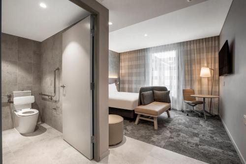 Koupelna v ubytování Holiday Inn Express & Suites Sunshine Coast by IHG