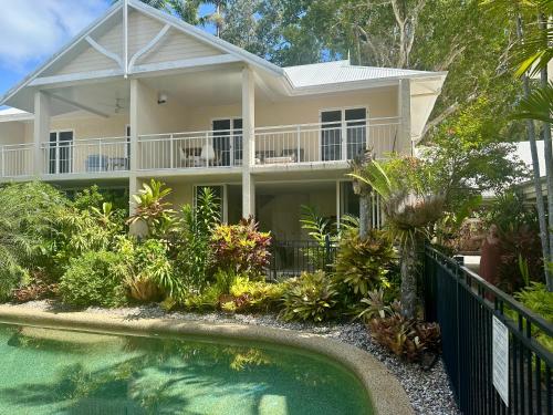 una casa con piscina delante en 3 Yaringa, en Port Douglas