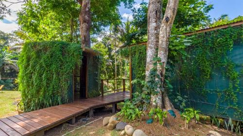 Gambar di galeri bagi Cahuita Hills di Pandora