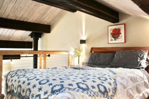 Postel nebo postele na pokoji v ubytování Modern Cabin-Style Loft in Vail On Shuttle Route