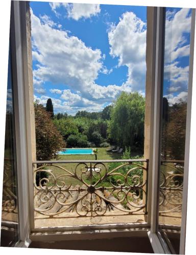 Πισίνα στο ή κοντά στο Mas Les Romarins, 10 min d'Uzès, piscine et grand jardin clos, jeux, nid de repos et base pour activités dans le Gard