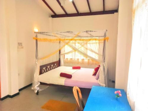 Una cama o camas en una habitación de Near Beach Rest