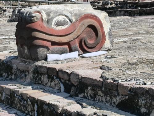 a stone pillar with a swirl painted on it at La suite más cómoda y elegante in Mexico City
