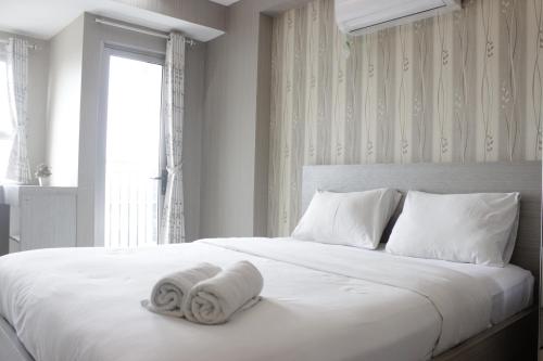 Postel nebo postele na pokoji v ubytování Cozy Studio Apartment at Mekarwangi Square Cibaduyut By Travelio