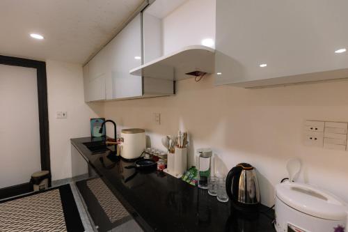 cocina con encimera con lavamanos y aseo en Minh Anh Homestay 2, en Thôn Trường Giang