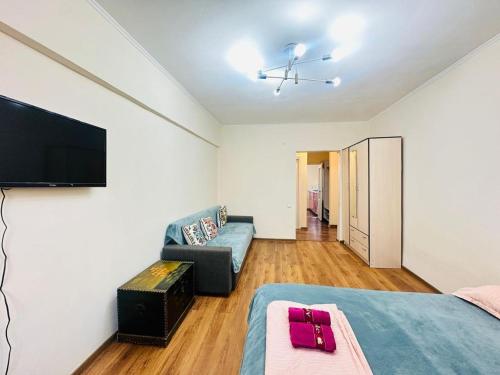 Televisyen dan/atau pusat hiburan di Золотой Квадрат на проспекте Достык