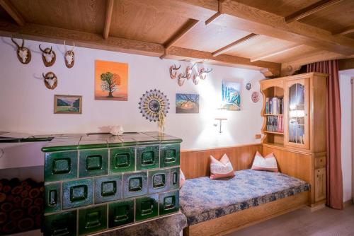 ein Schlafzimmer mit einem Bett in einem Zimmer mit Holzdecken in der Unterkunft Haus Schennach in Mayrhofen