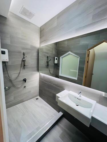 a bathroom with a sink and a mirror at Minitel at Hatyai in Ban Khlong Wa