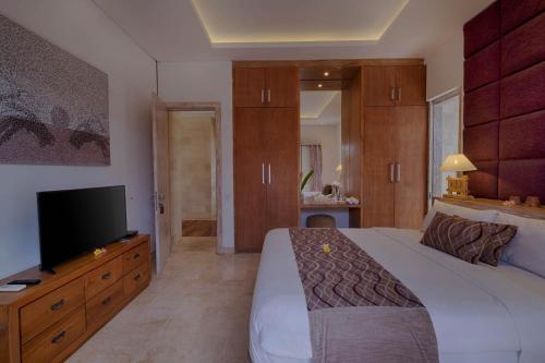 a bedroom with a bed and a flat screen tv at Saba Villa by Sanga Sanga Hospitality in Saba