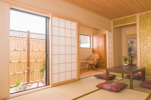 a room with a table and a large window at 青羽-柏檐 in Osaka