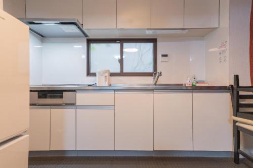 Una cocina o cocineta en 住吉メリー4階建戸建て 最大16人まで! 住吉大社徒歩圏内 梅田奈良関空まで直行