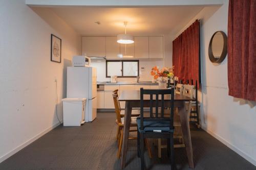 Una cocina o cocineta en 住吉メリー4階建戸建て 最大16人まで! 住吉大社徒歩圏内 梅田奈良関空まで直行