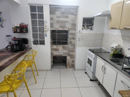 Dapur atau dapur kecil di Casa com piscina de borda infinita e hidromassagem com vista