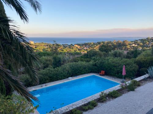 - une piscine bleue avec vue sur l'océan dans l'établissement La Pastourelle, à Roquebrune-sur Argens