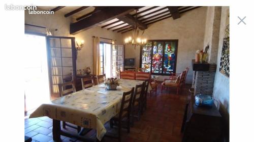 une salle à manger avec une table et des chaises dans l'établissement La Pastourelle, à Roquebrune-sur Argens